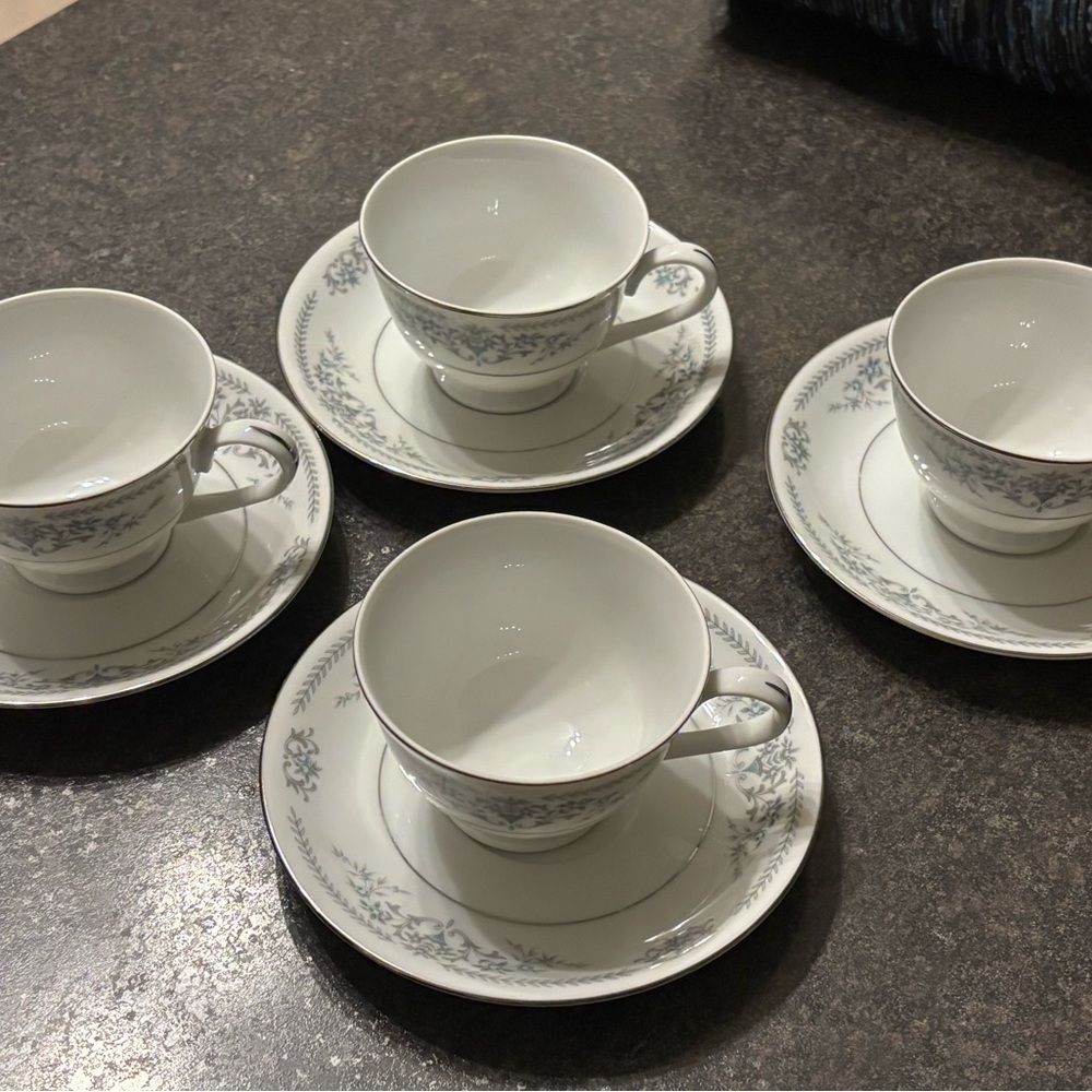 Elegant Banbury Inn Floral White Tea Cup and Saucer Set of 4
